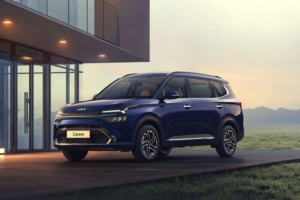 Kia Carens 2025 Hadir dengan Varian Listrik, Ini Perbedaannya dengan Model Bensin