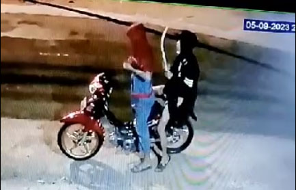 Viral! Video Rekaman CCTV Dua Pemuda Bawa Celurit di Karangmoncol, Diduga Geng Motor