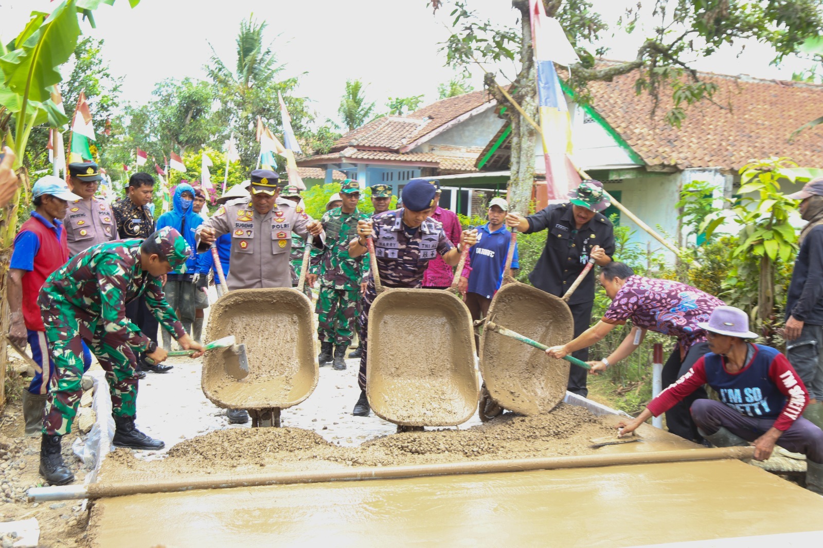 Jalan Desa Caruy Cilacap di Cor Rabat Beton Sejauh 800 Meter Berkat TMMD