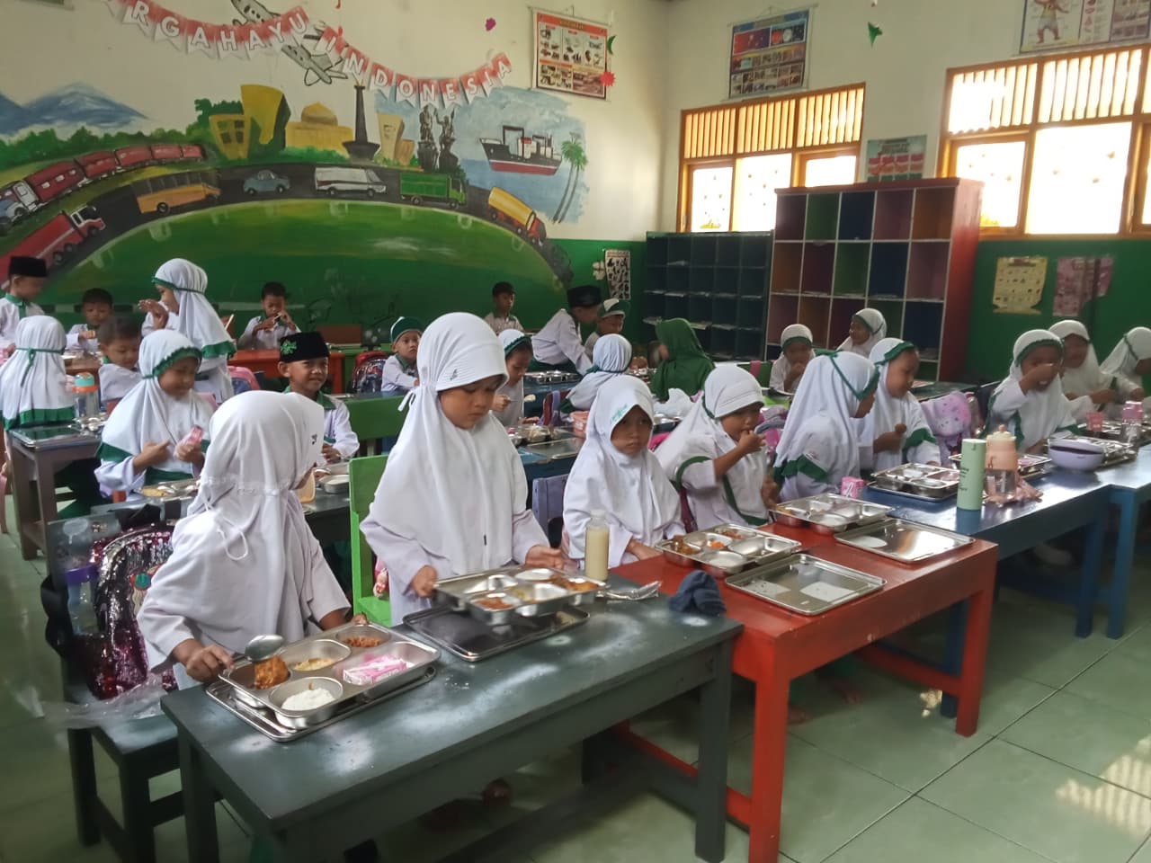 MBG di Madrasah Minim, Baru 7.944 Siswa Cicipi MBG dari Total 49 Ribu
