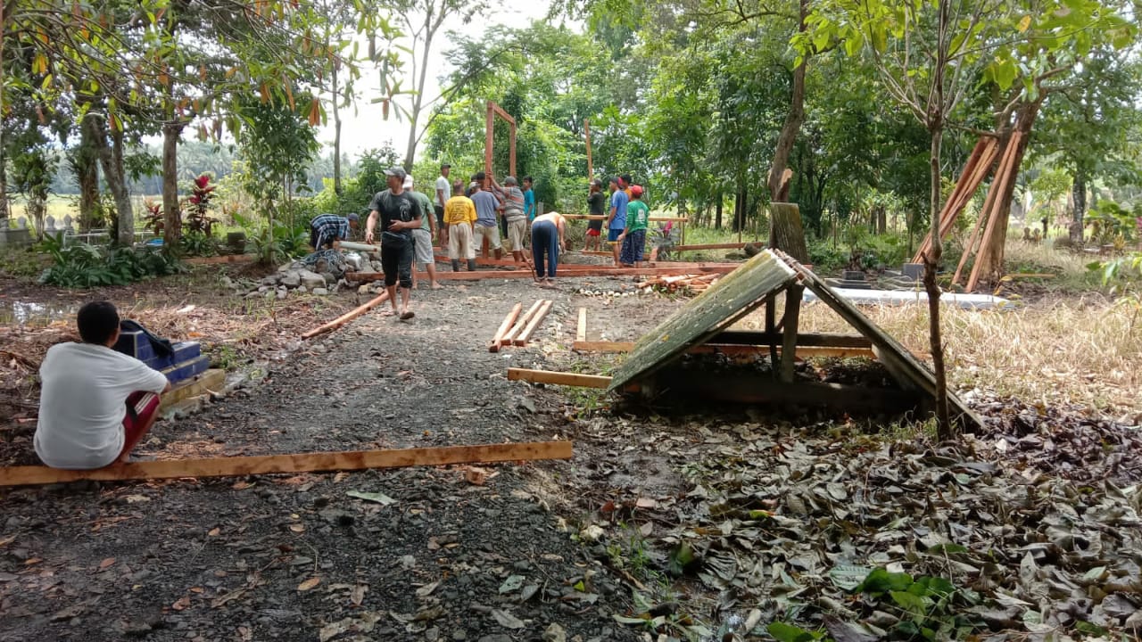  Warga Guyub Bangun Tampat Keranda Makam