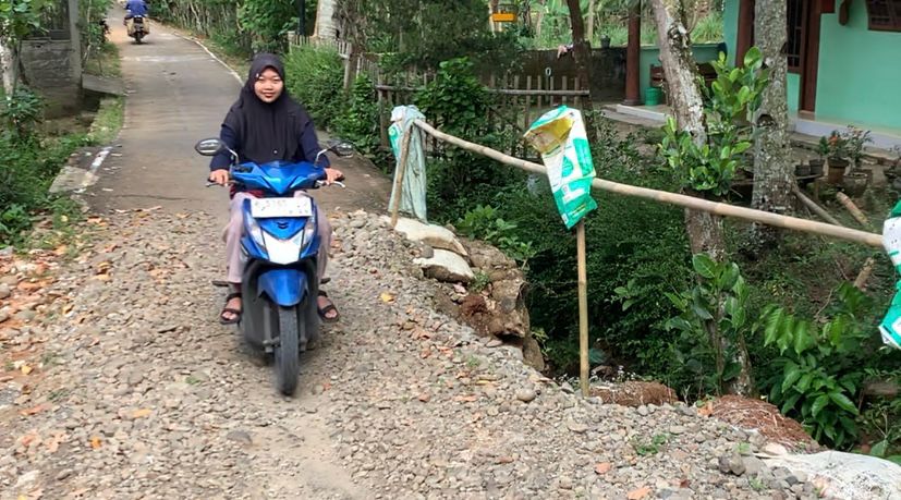 Ruas Jalan Rusak Parah Hingga Truk Terguling, Kepala Desa Tamansari Mulai Perbaikan Tahun Ini