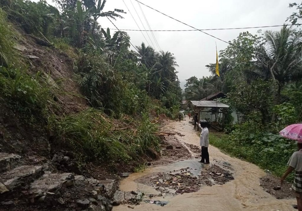 Tanah Longsor di Desa Babakan Cilacap, 23 Jiwa Mengungsi 