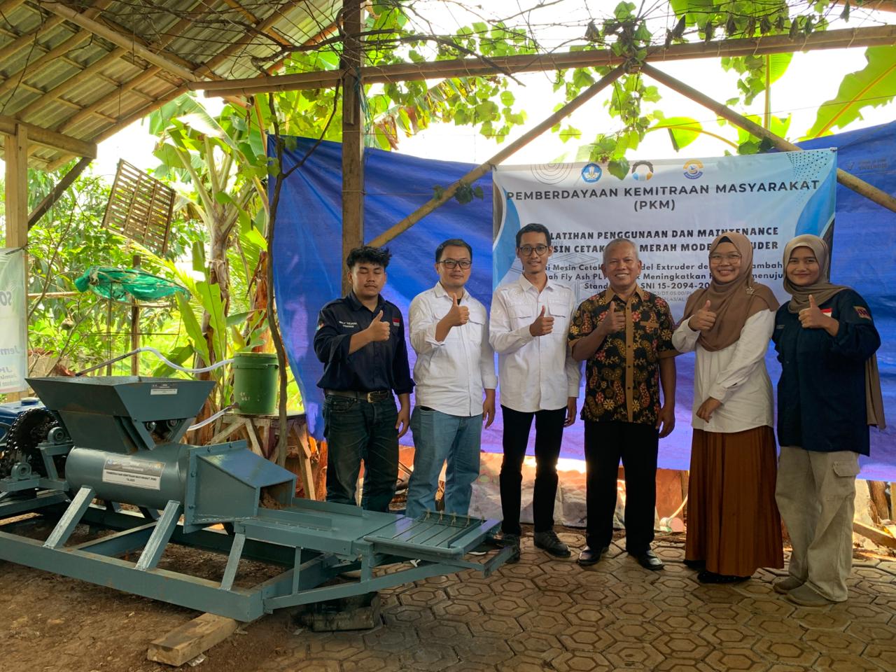 Dosen Politeknik Negeri  Cilacap Serahkan Mesin Cetak Bata Inovatif Limbah FABA PLTU