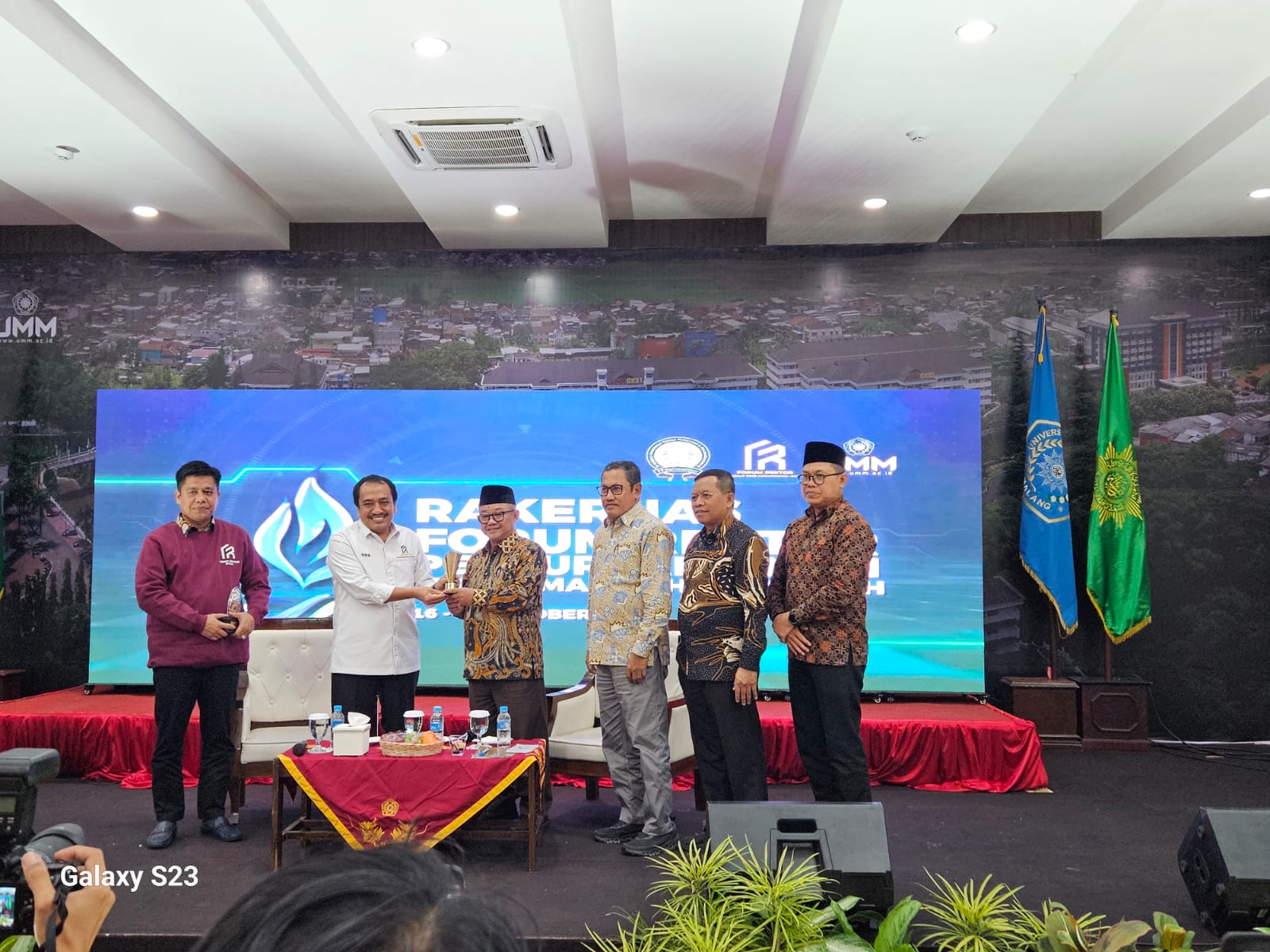 Prof. Dr. Abdul Mu'ti Terima Penghargaan dari Forum Rektor Kampus Muhammadiyah/Aisyiyah