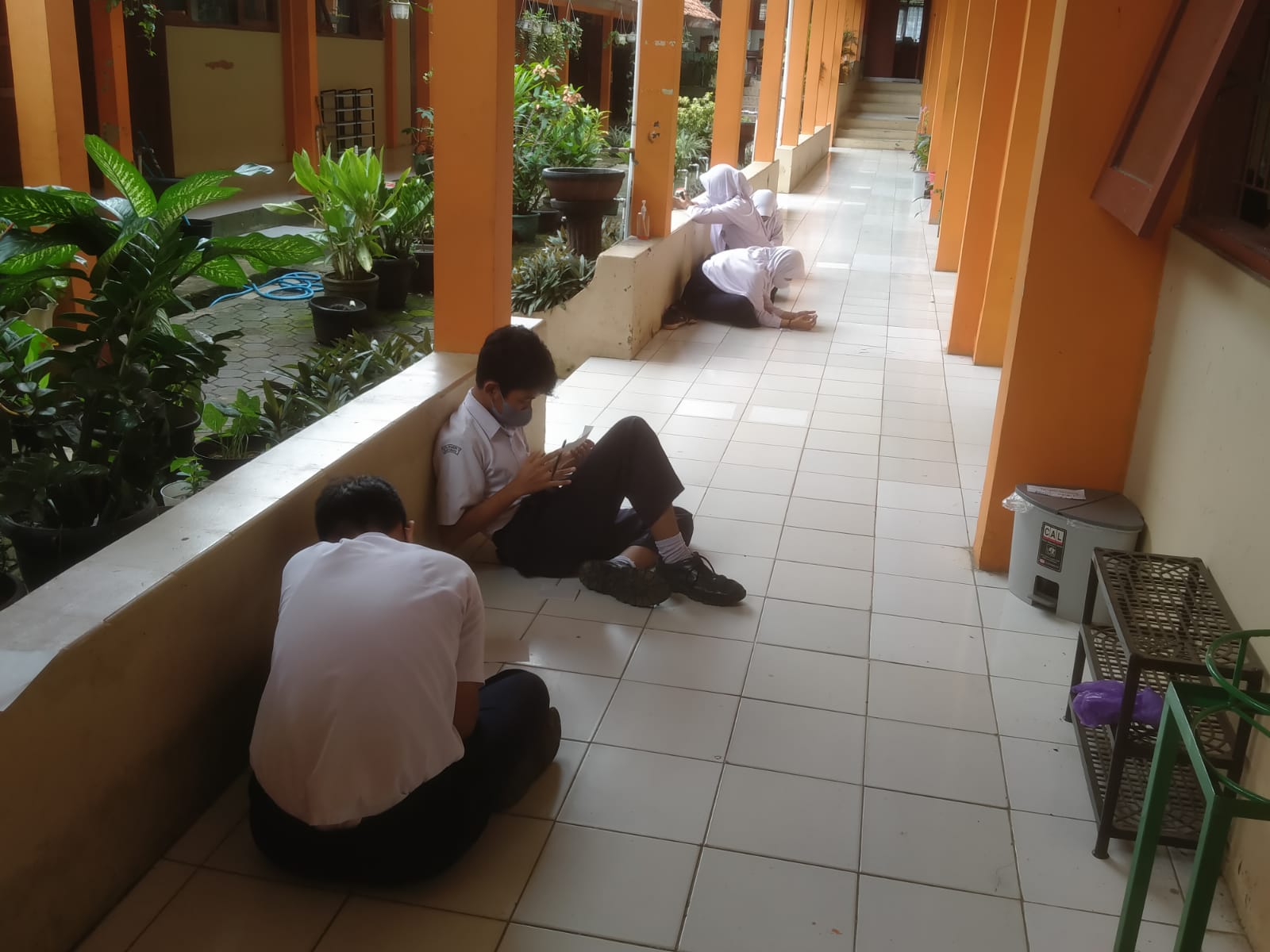 PHB Madrasah di Banyumas ada yang Tersendat Internet, Beberapa Siswa Kerjakan di Luar Kelas