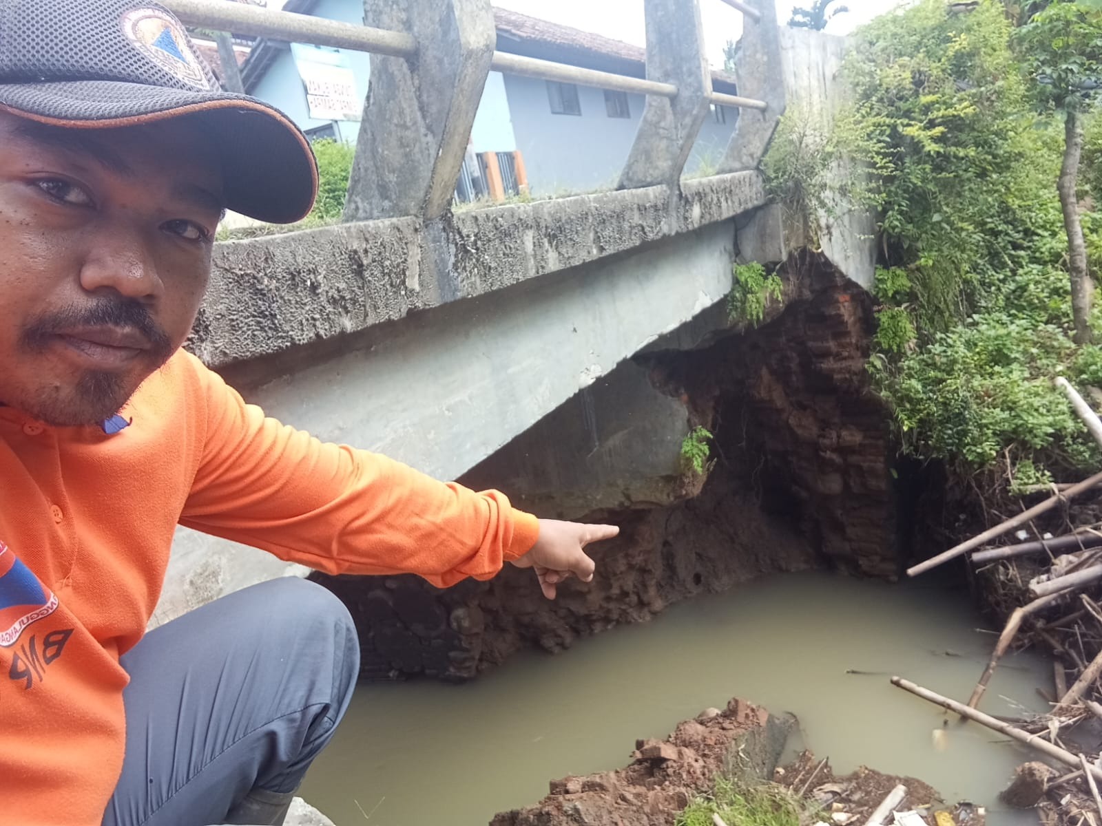 Pondasi Jembatan Sipendok Kebumen Ambrol