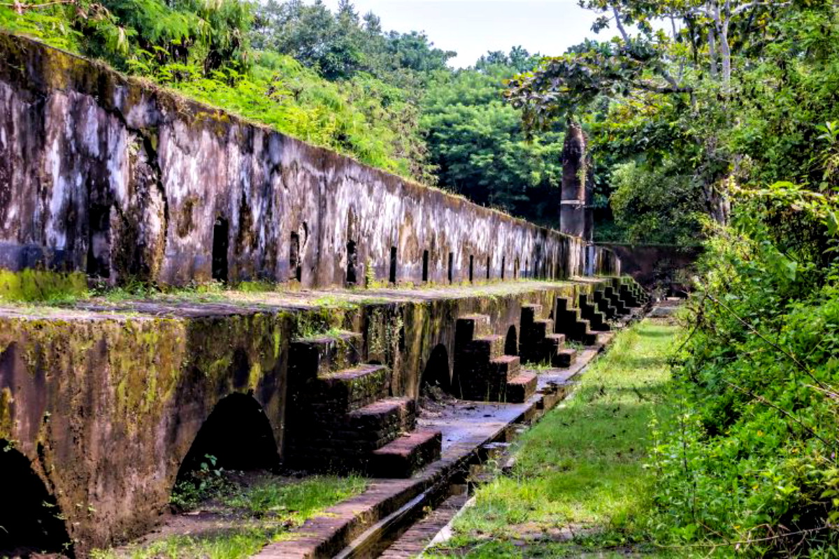 Pesona Sejarah Benteng Pendem di Tepi Pantai Cilacap