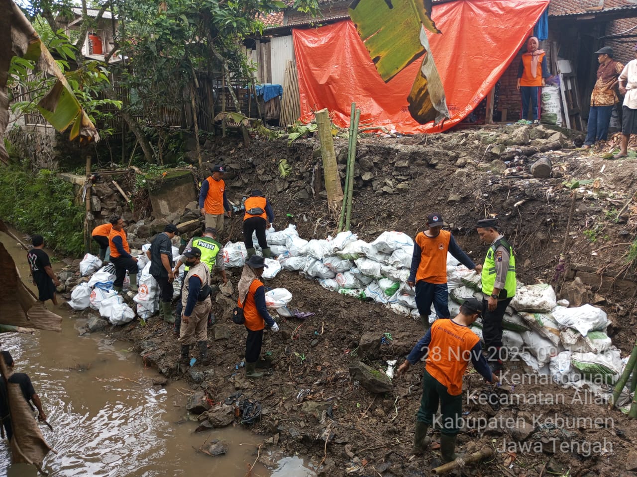 Longsor Wanasara Sumbat Aliran Sungai