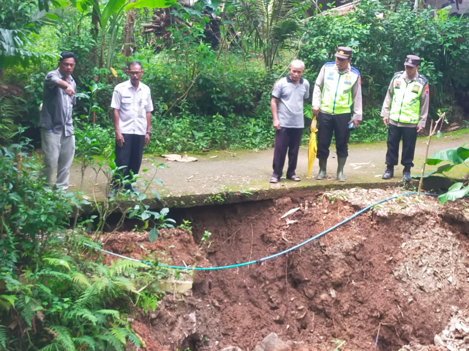 Bahu Jalan Akses Desa Karangrejo Kebumen Amblas Akibat Longsor
