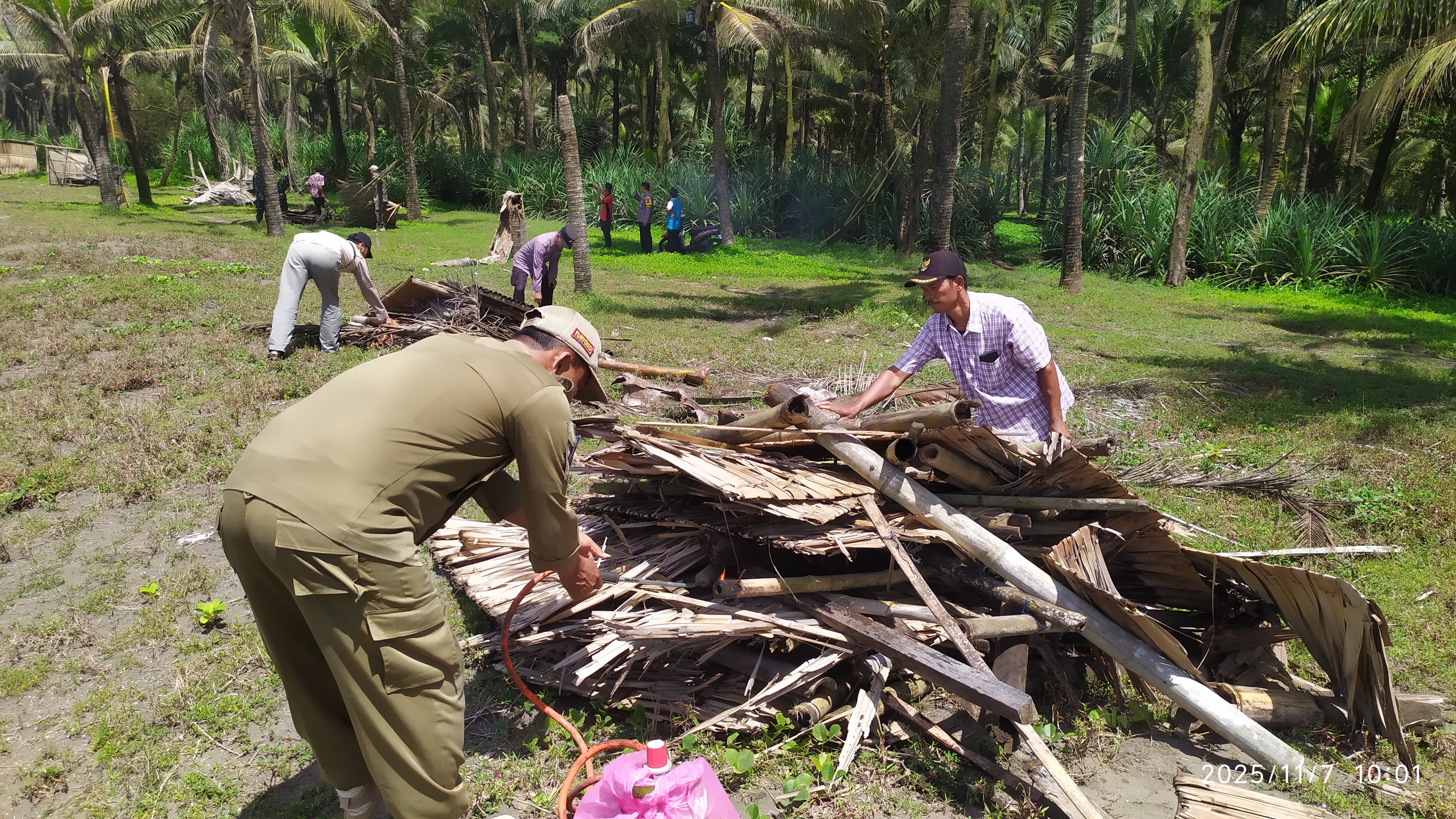 Gubuk Liar di Pantai Widarapayung Cilacap Dibongkar, Usai Viral Diduga Jadi Tempat Asusila