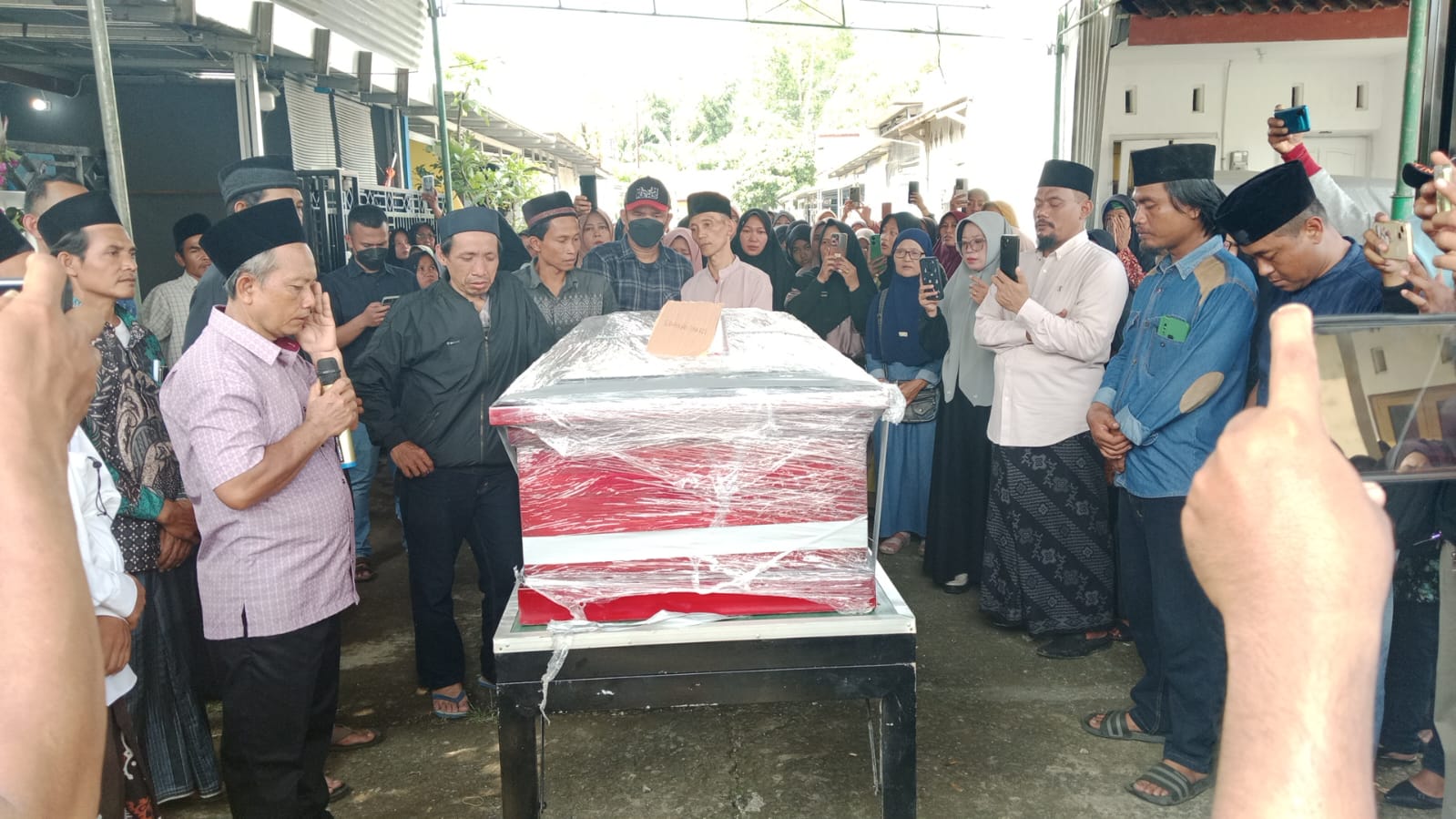Irawan, Warga Cilacap Korban Longsor Tambang Freeport Dimakamkan, Tinggalkan Istri dan Dua Anak