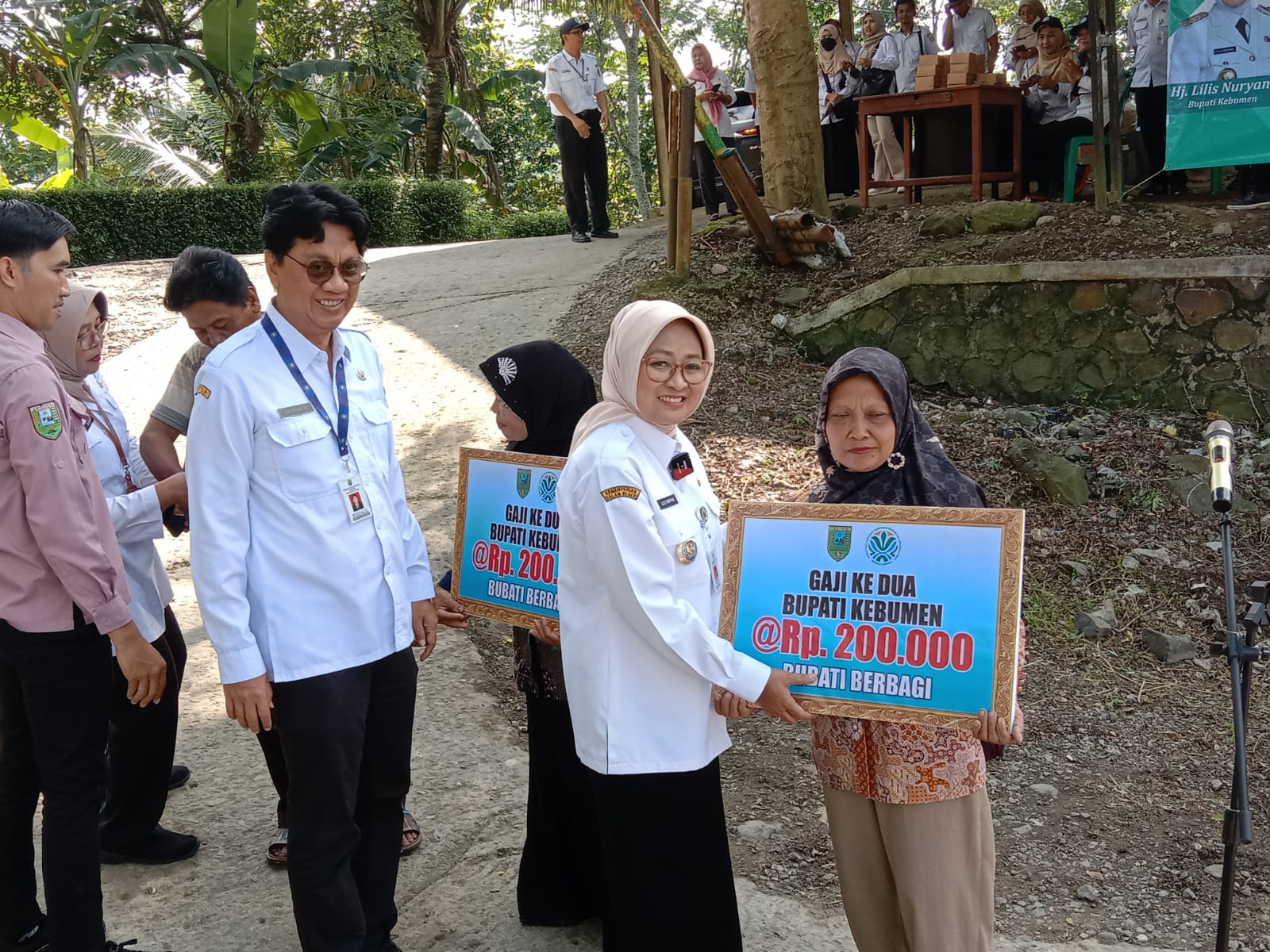 Bupati Kebumen Serahkan Gajinya Kepada Pemulung TPA Semali