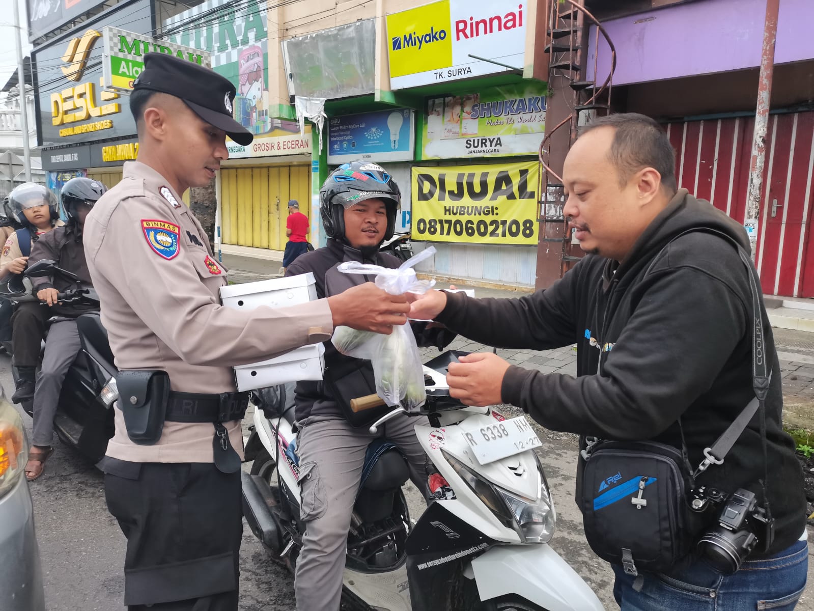 Operasi Keselamatan Candi 2025, Polres Banjarnegara Bagikan Sarapan dan Helm Gratis