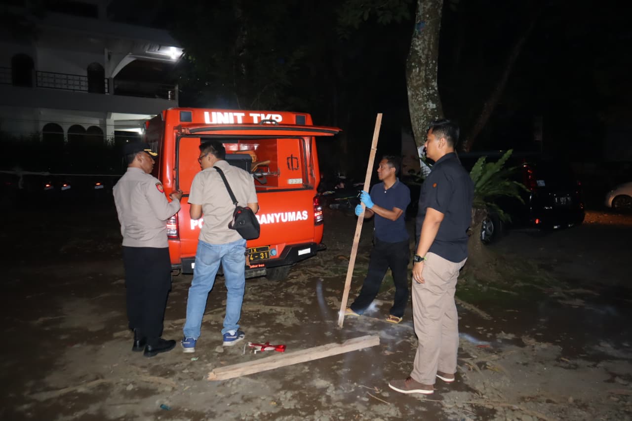 Lantai Dua Ambruk, Guru Sekolah Alam Alami Luka