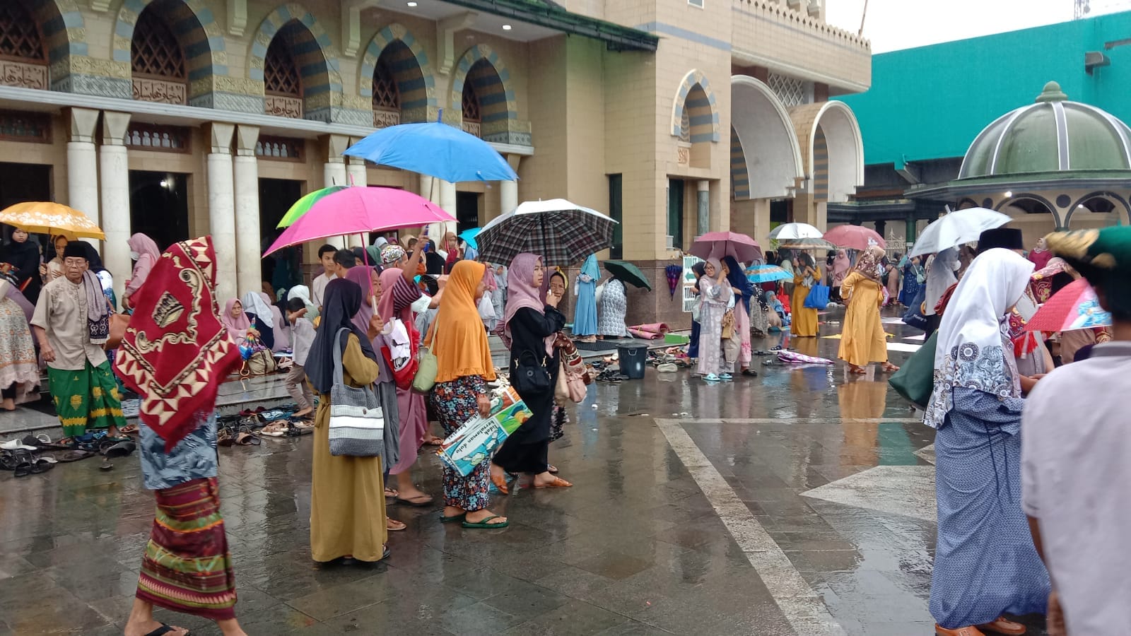 Tak Tertampung di Maajid dan Diguyur Hujan, Jamaah Salat Idul Adha di Purbalingga Tetap Khusyuk