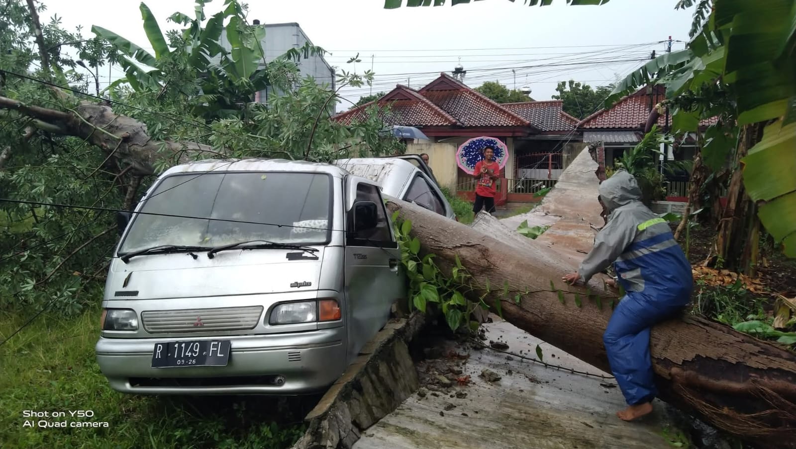 Hujan Deras Disertai Angin Kencang, Satu Mobil Rusak Tertimpa Pohon
