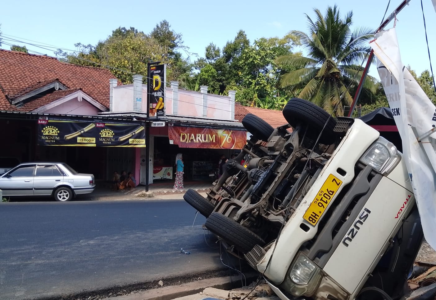 Truk Boks Terguling di Banyumas usai Stir Tak Berfungsi, Tiang Lampu Roboh, Sopir dan Kernet Terluka