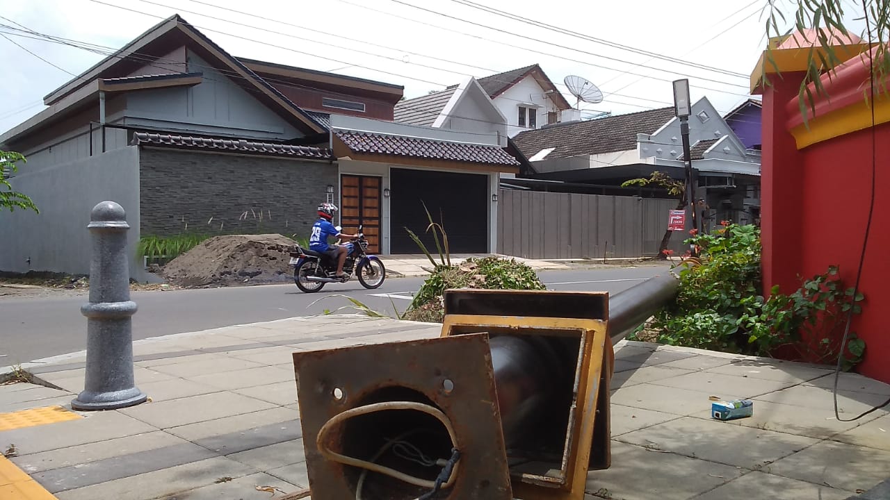 Penerang Jalan di Pedestrian Banyumas Kota Lama Roboh