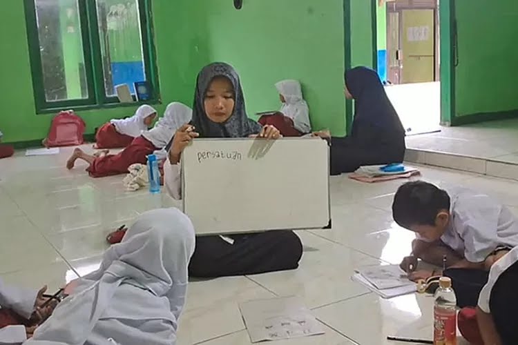 Ruang Kelas MI Maarif NU Bojong Terendam Banjir, Siswa Terpaksa Ujian Semester di Masjid