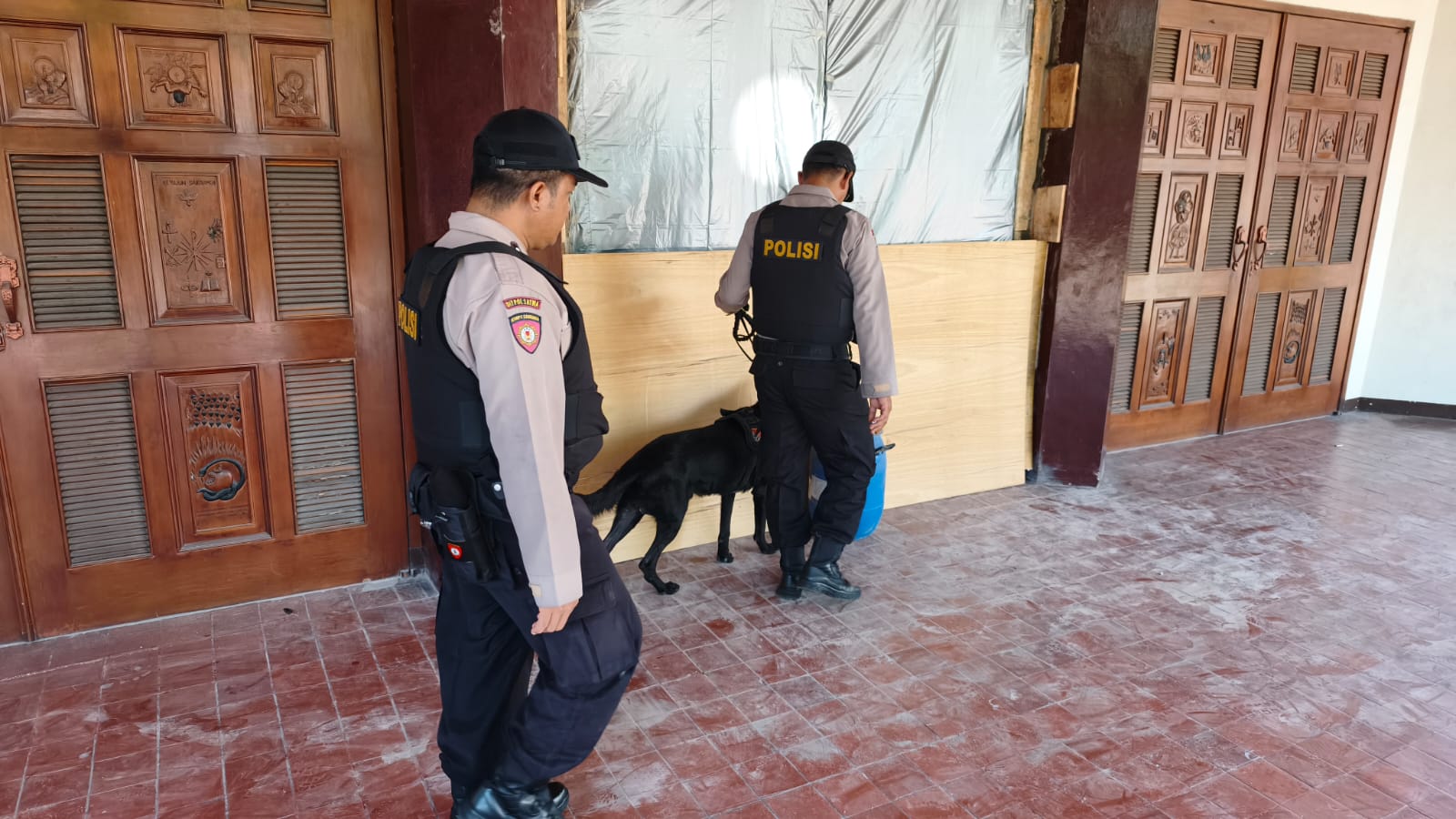 Jelang Ibadah Natal, Polres Purbalingga Lakukan Sterilisasi Gereja Menggunakan Anjing Pelacak