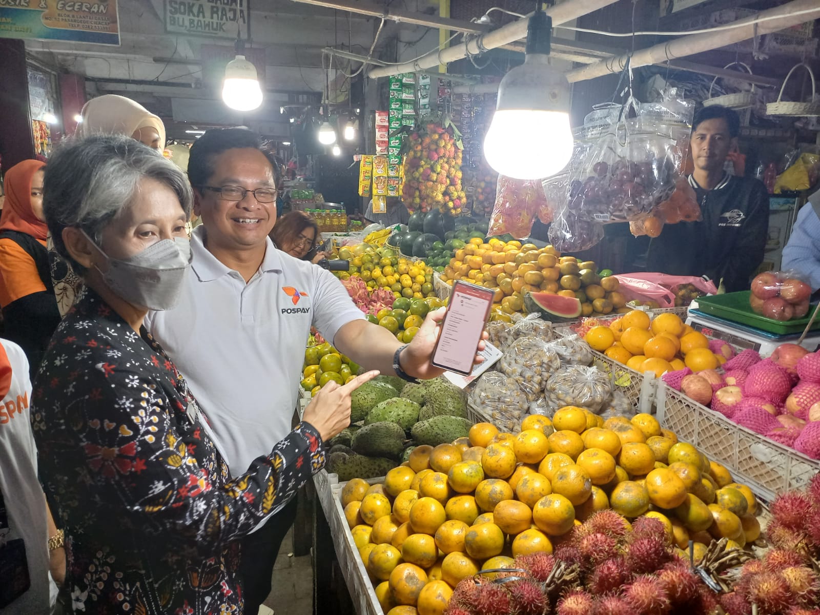 Pedagang Pasar Gede Cilacap Terapkan Pembayaran Non Tunai Gunakan Aplikasi QRIS