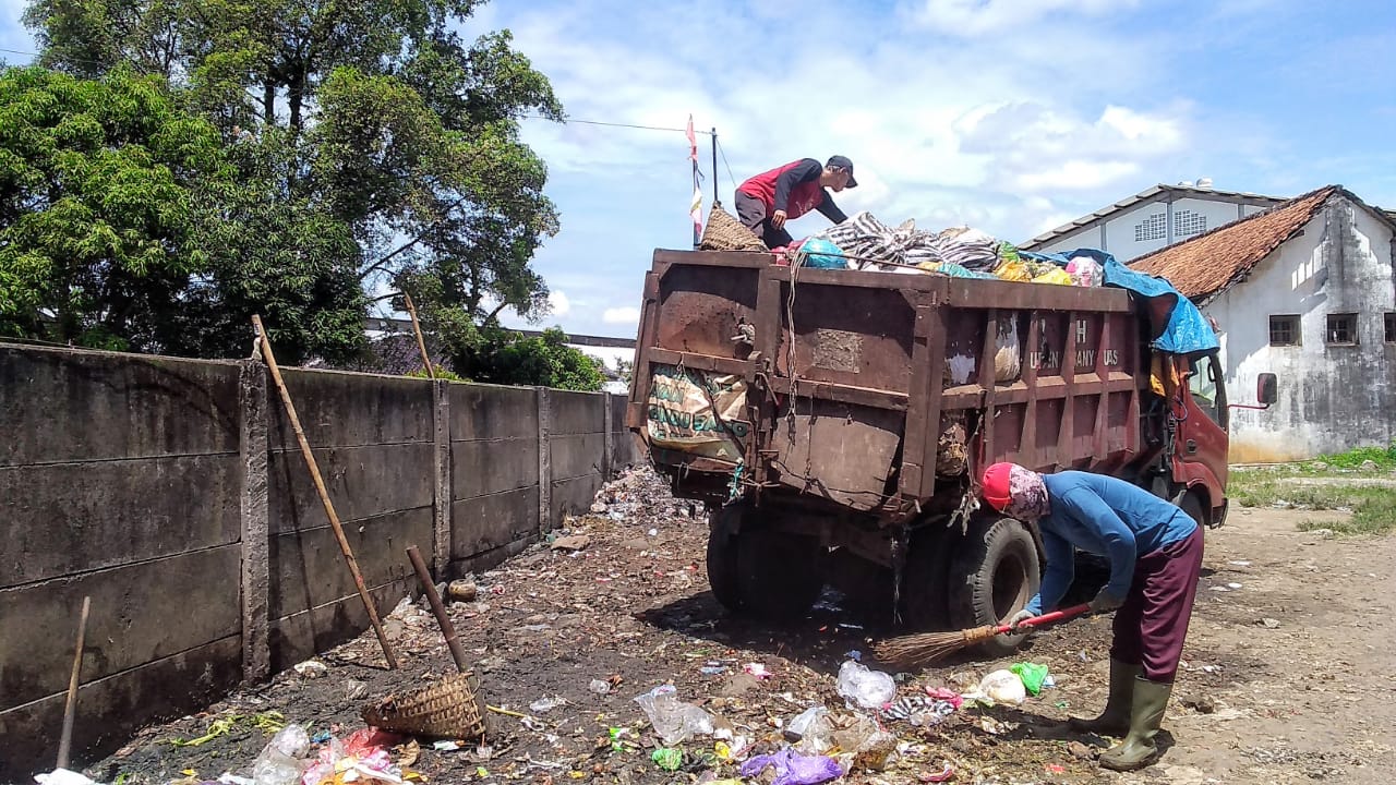 Dump Truk Rusak di TPST Sumpiuh Dikembalikan ke Dinas untuk Penghapusan