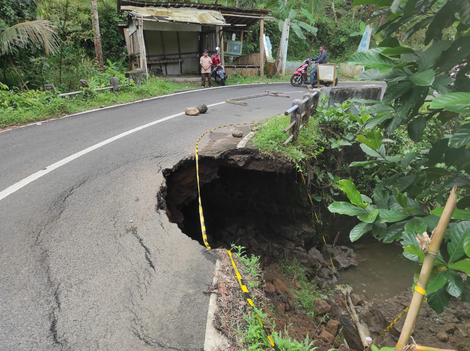 Ruas Jalan Keniten-Peninis Desa Windujaya Kedungbanteng Longsor, Kendaraan Berat Dialihkan