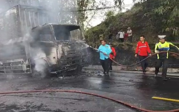 Truk Fuso Pengangkut Permen Terbakar Habis di Ruas Jalan Karangpucung