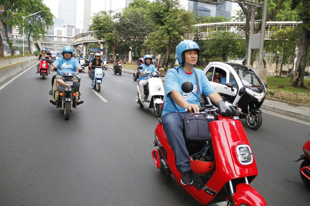 Pengin Mudikmu Aman? Perhatikan Tips Mudik Menggunakan Motor Listrik agar Tidak Terjadi Overloading!