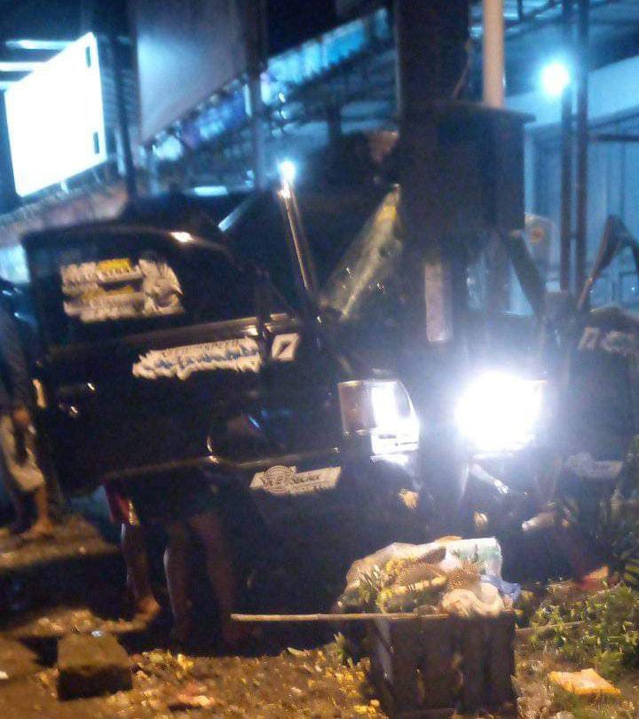 Diduga Sopir Mengantuk, Mobil Pikap Tabrak Tiang Reklame Jalan Raya Wangon-Rawalo