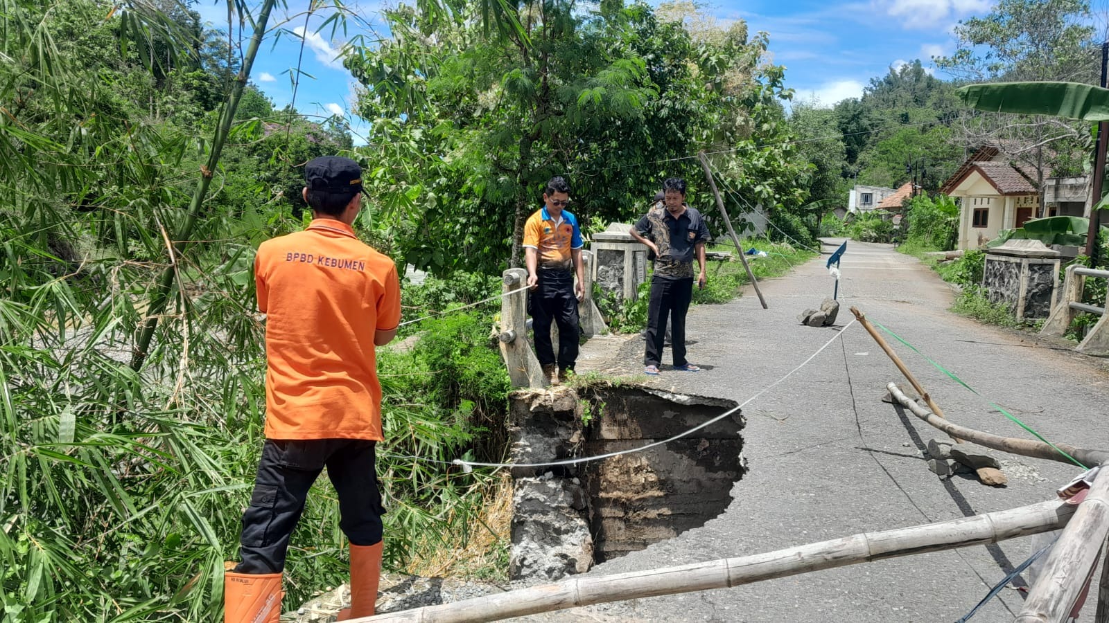 Sayap Jembatan Kalibening Longsor