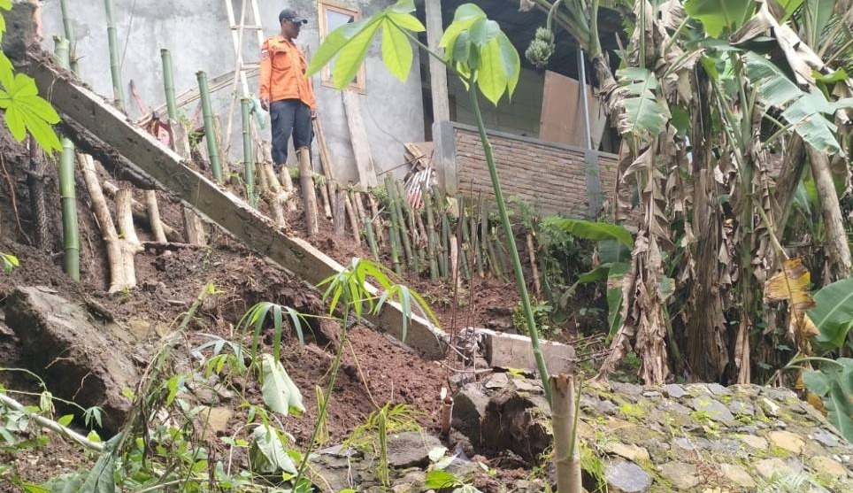 Longsor Ancam Rumah Warga Kedungdowo
