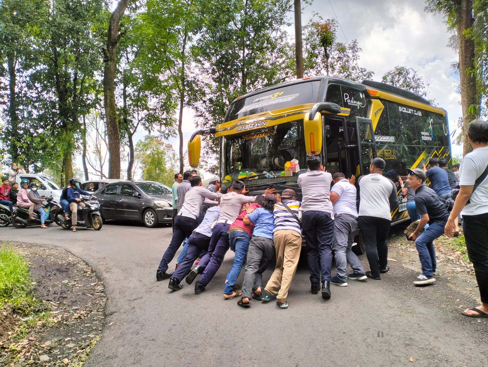 Bus Pariwisata Study Tour SMP N 2 Sumbang Terperosok di Jalur Limpakuwus - Baturraden 