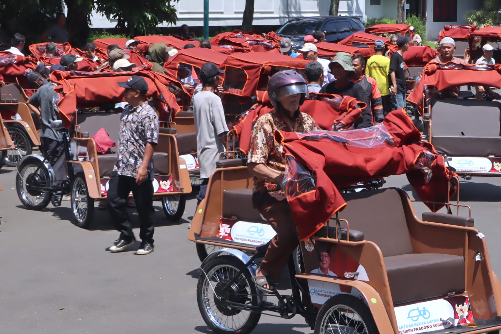 Serahkan Bantuan Becak Listrik, Ketua Yayasan GSN Tegaskan Becak Tidak Boleh Dijual