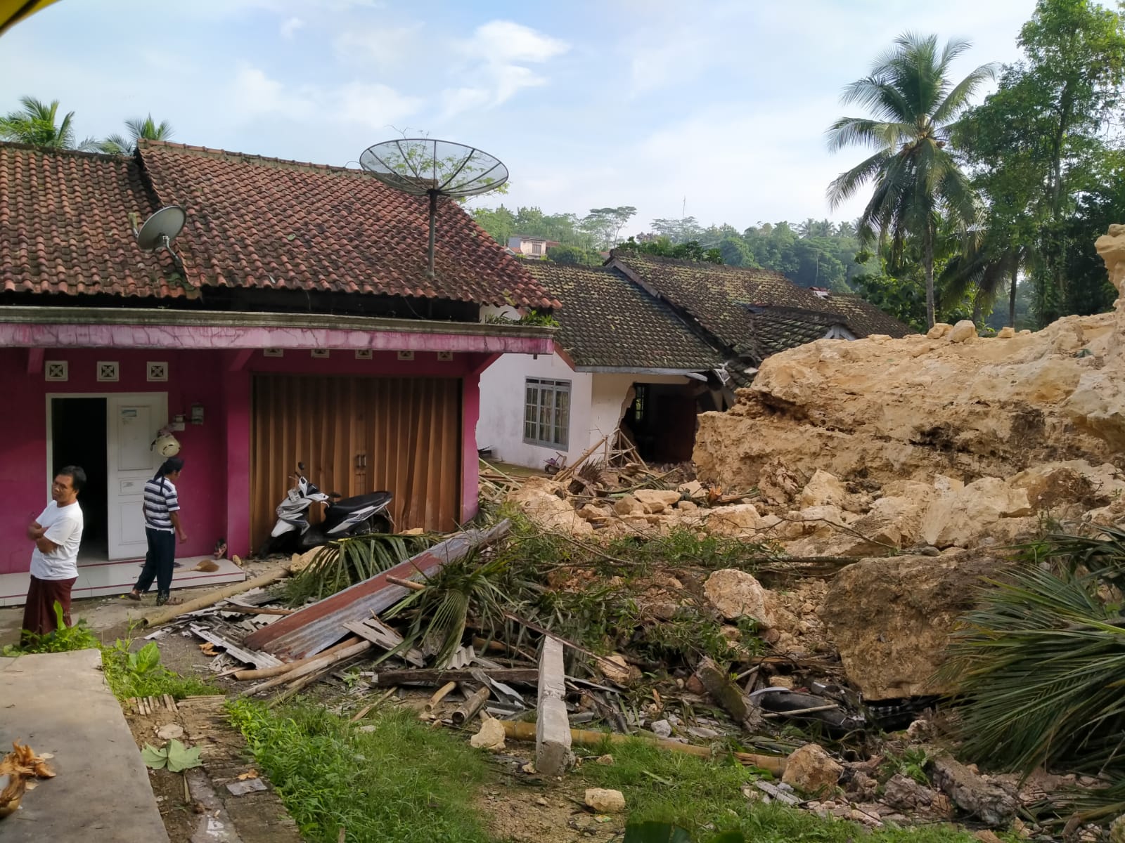 Tiga Rumah Terdampak Longsor Tebing Kapur di Darmakradenan