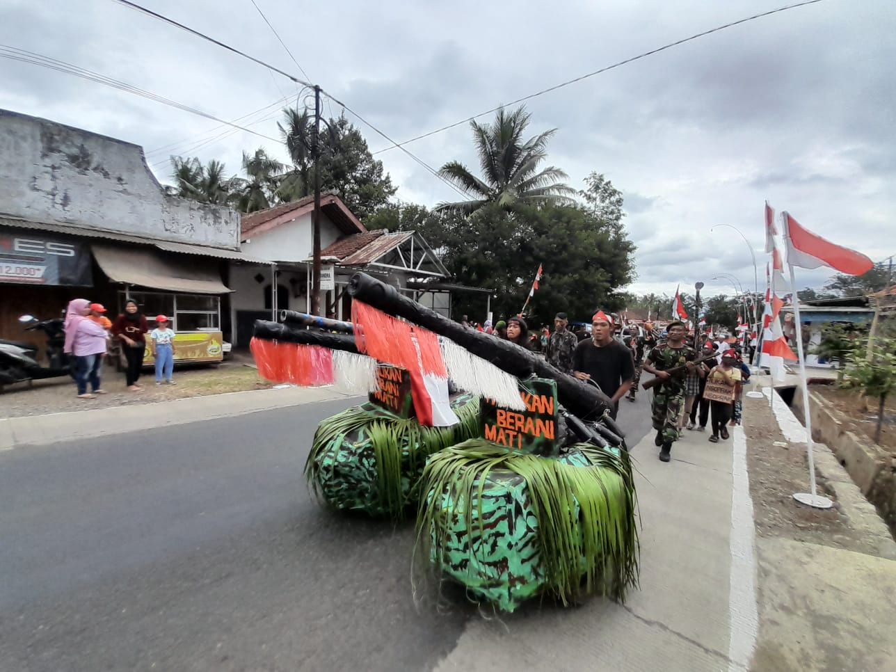 Ratusan Warga Desa Kutawis Turun ke Jalan di Momen Kemerdekaan, Ada Apa?