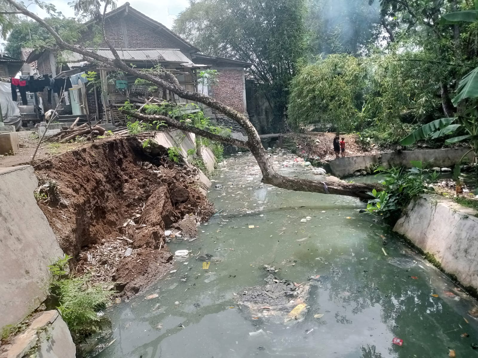 Debit Sungai Meningkat, Talud Tempat Pemakaman Umum Karang Cengis Purwokerto Ambruk