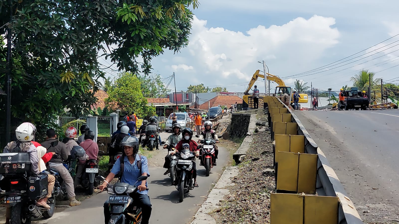 Arus Lalin Padati Kedua Arah, Hari Pertama Penutupan Jembatan Karanganyar Kebumen