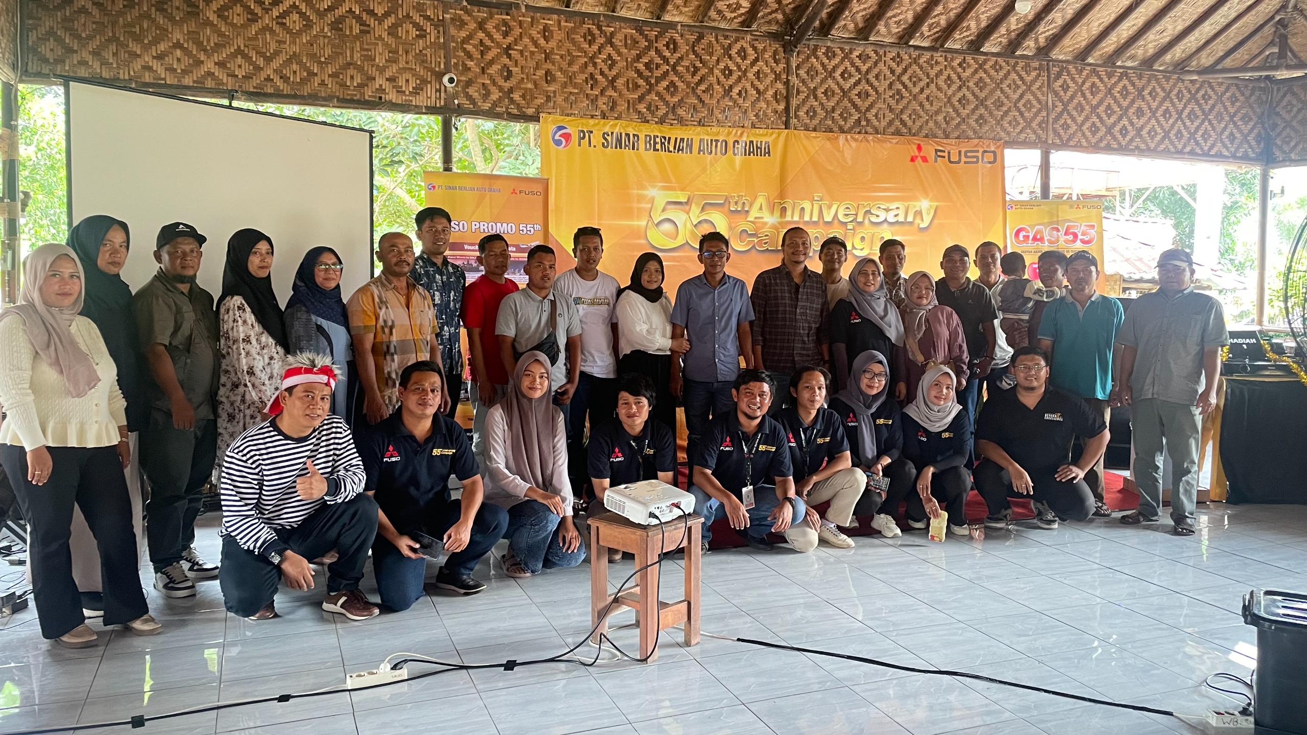 Mitsubishi Fuso Perkuat Relasi Pelaku Usaha Bumiayu lewat Acara Konsumen dan Promo 55 Tahun