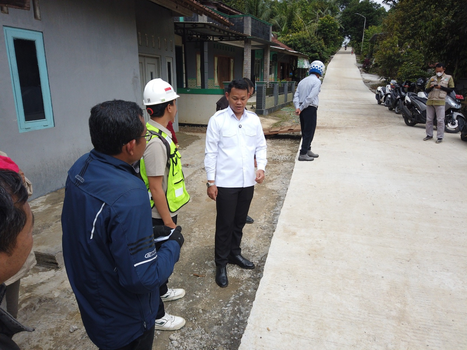 Truk Over Tonase Jadi Biang Kerusakan Jalan, Bupati Minta Warga Melapor 
