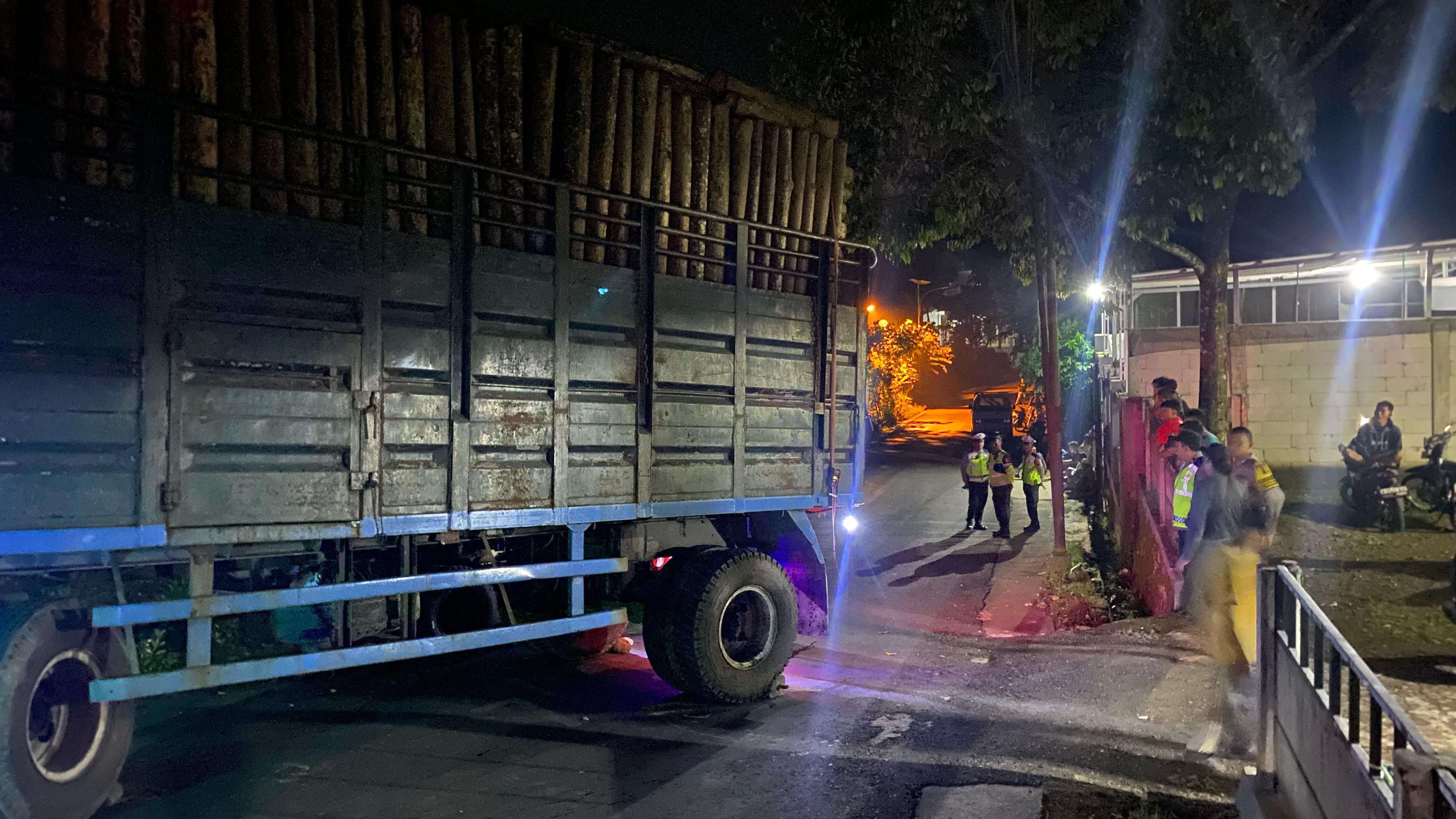 Tak Kuat Menanjak, Truk Tronton Menutup Jalan di Pengadegan