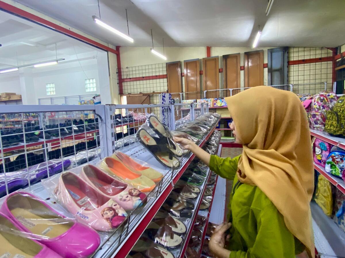 Metro Banaran Purwokerto Beri Diskon Sandal hingga 50 Persen