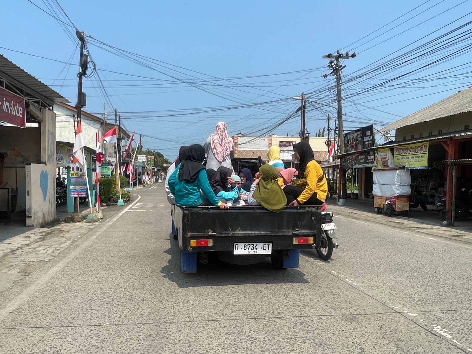Mobil Bak Terbuka Angkut Penumpang Masih Sering Dijumpai di Cilacap