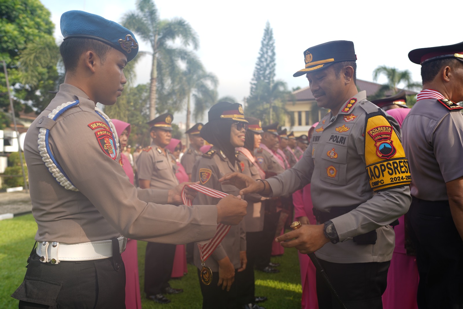 Kapolresta Banyumas Pimpin Wisuda Purnawira Anggota Polri Dan Wredatama PNS Polri 