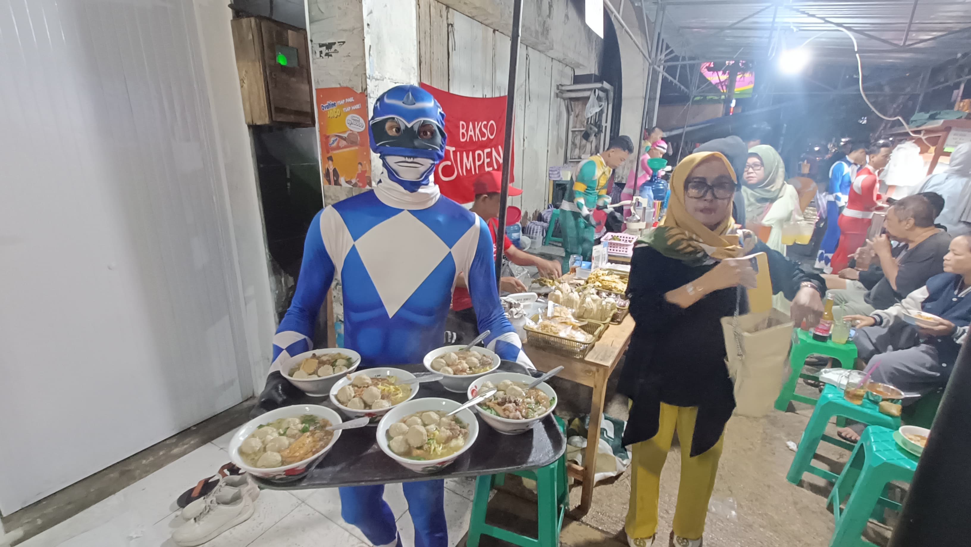 Bukan Lawan Monster, Power Rangers Ini Malah  Jualan Bakso