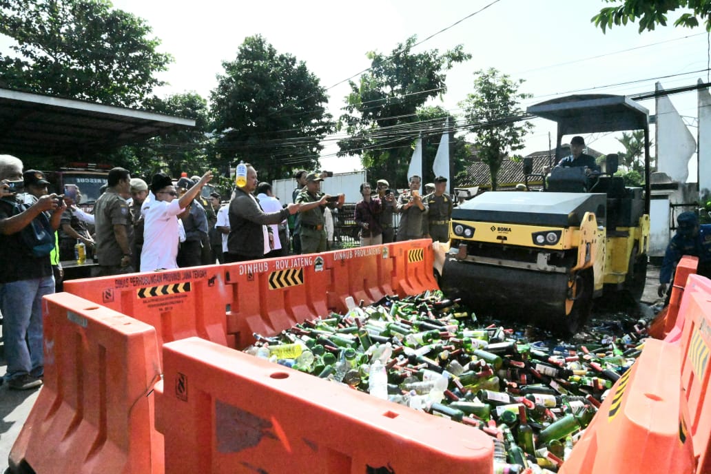 Satpol PP Banjarnegara Musnahkan Ribuan Botol Miras, Tertibkan Peredaran Alkohol