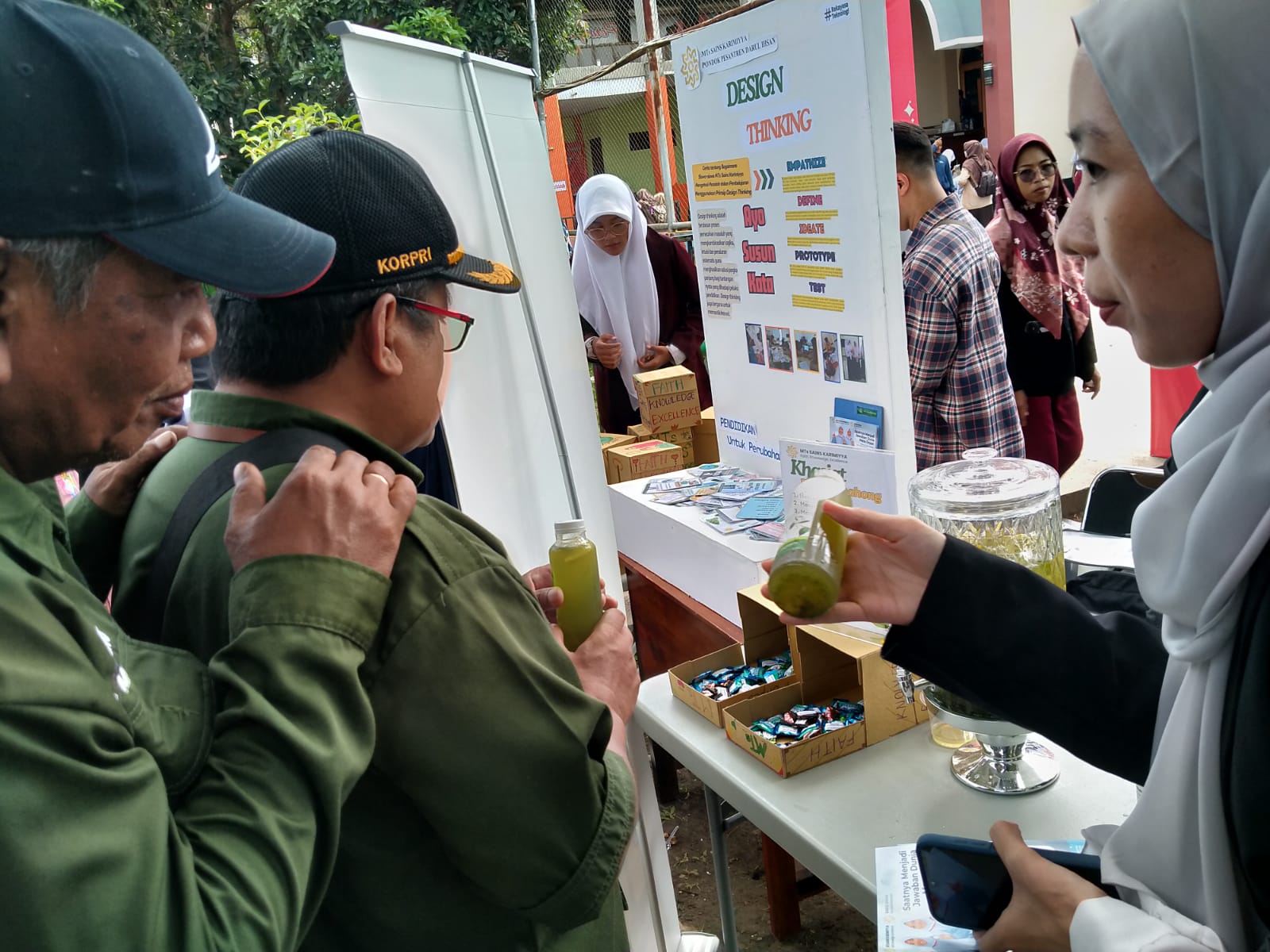 Pameran P5, MTs Sains Karimiyya Bagikan Ratusan Botol Jus Binahong Karya Peserta Didik