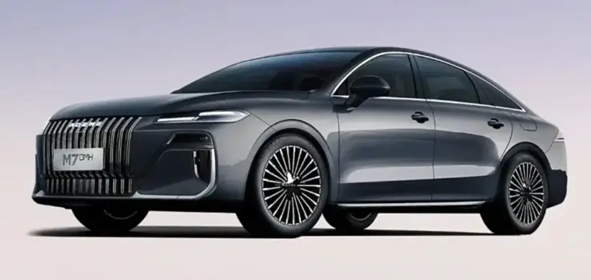 Sedan Hibrida SAIC Roewe M7 DMH Bawa Kokpit AI Canggih, Jarak Tempuhnya Tembus Lebih dari 2.000 km