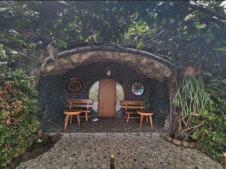 Keunikan Seruni Hotel Hobbit House, Menginap Dengan Konsep Dunia Fiksi The Hobbit